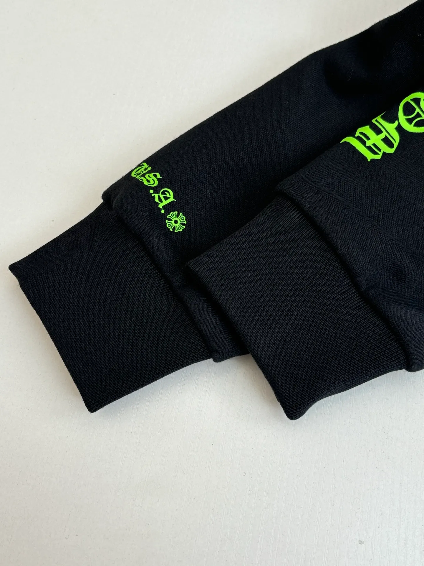 P380 Chrome Herat*/Chrome Heart SS26 new fluorescent green horseshoe print hooded sweatshirt in early spring is made of 80% cotton + 20% polyester blended fabric. It is woven with 32 counts as the base yarn and 10 counts of yarn, with a weight of 330g. It uses offset printing and patch embroidery technology to present the brand's iconic fluorescent green totem and letter elements. The Sanskrit pattern layout on the front chest, back and sleeves is clearly layered, and the craftsmanship details are exquisite. Size：S/M/L